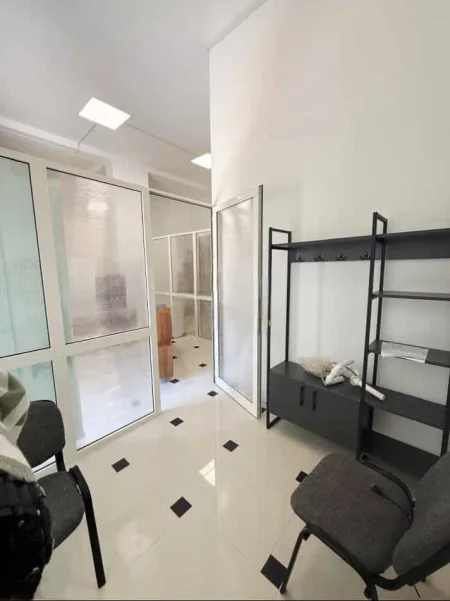 Tirane, jepet me qera ambjent biznesi Kati 0, 100 m² 850 € (yzberisht)