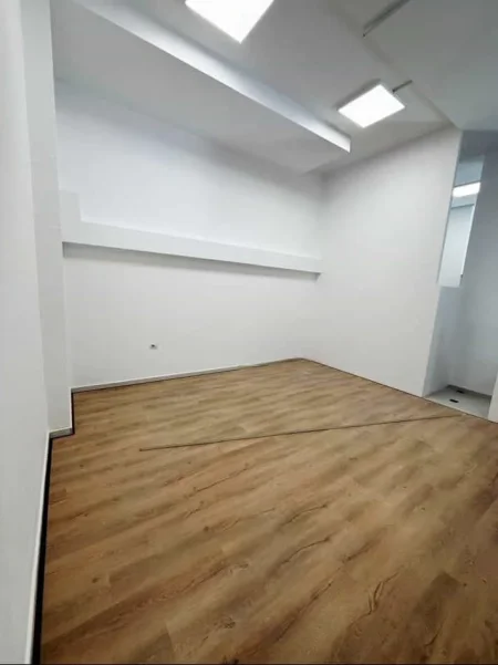 Tirane, jepet me qera ambjent biznesi Kati 0, 100 m² 850 € (yzberisht)