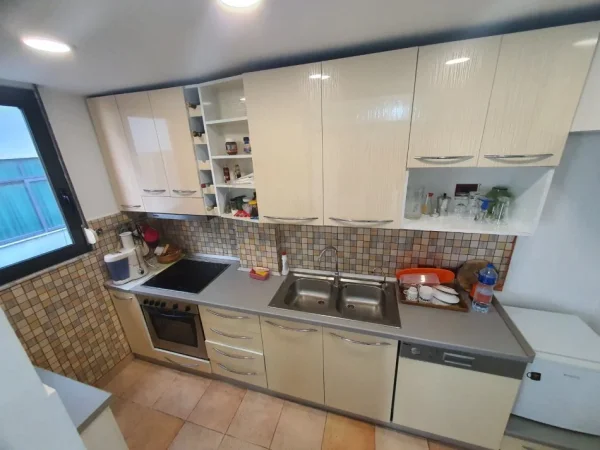 Tirane, shes apartament 3+1 Kati 3, 100 m² 260.000 € (bllok)