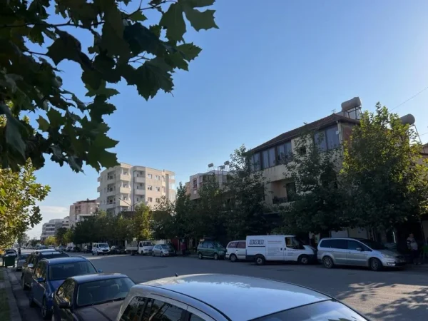 Shitet Truall + Shtepi private + Ambjent biznesi Lushnje ,