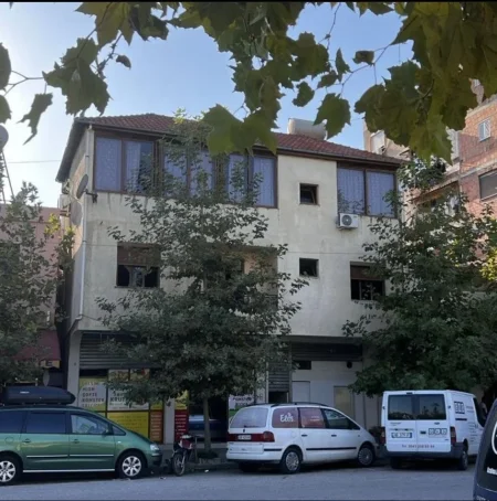 Shitet Truall + Shtepi private + Ambjent biznesi Lushnje ,