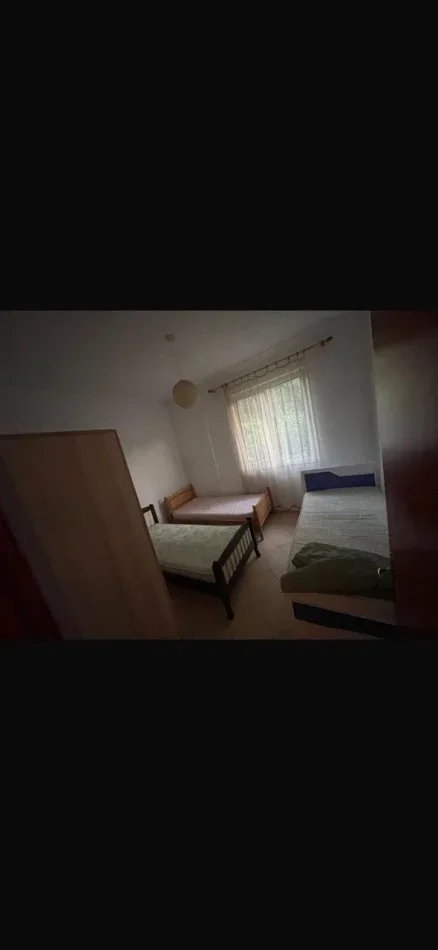 Tirane, jap me qera shtepi 1+1 Kati 1, 55 m² 250 € (Rruga Fuat Toptani, Vilat gjermane)