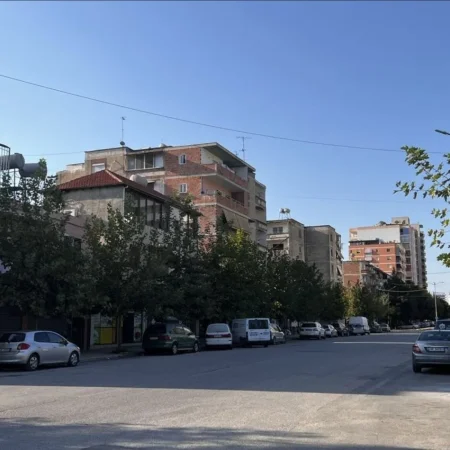 Shitet Truall + Shtepi private + Ambjent biznesi Lushnje ,