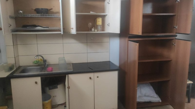 Tirane, jepet me qera garsonier 1+1 Kati 1, 30 m² (Fundi Rruges Jordan Misja, Sapo Kalon Shinat e Trenit)