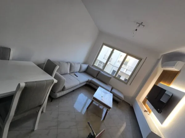Tirane, jepet me qera apartament 1+1 Kati 4, 66 m² 550 € (Peti)