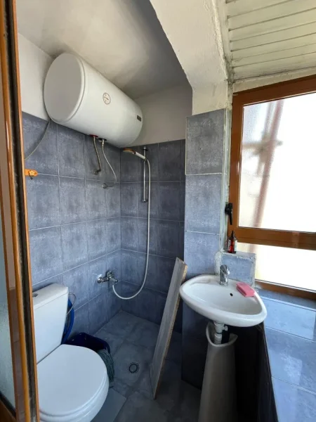 Tirane, jepet me qera apartament 2+1 Kati 5, 450 € (Ish-Parku Autobuzave)