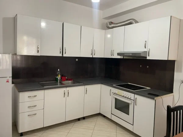 Tirane, jepet me qera apartament 1+1+Ballkon Kati 8, 75 m² 400 € (mikel Marubi)