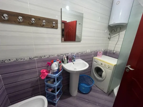 Tirane, jepet me qera apartament 1+1+Ballkon Kati 8, 75 m² 400 € (mikel Marubi)