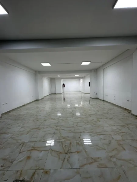 Tirane, jepet me qera Kati 1, 230 m² 2.500 € (Selvi)