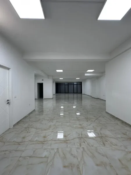 Tirane, jepet me qera Kati 1, 230 m² 2.500 € (Selvi)