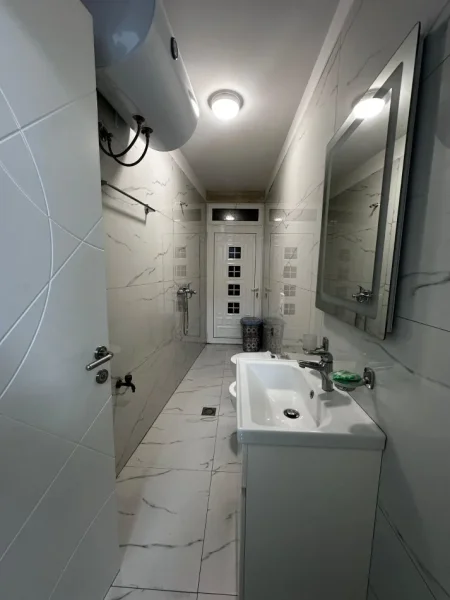 Tirane, jepet me qera Kati 1, 230 m² 2.500 € (Selvi)