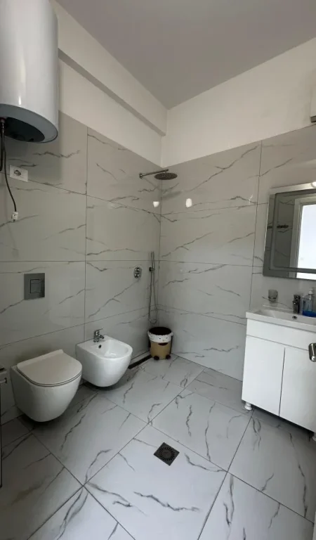 Tirane, jepet me qera Kati 1, 230 m² 2.500 € (Selvi)