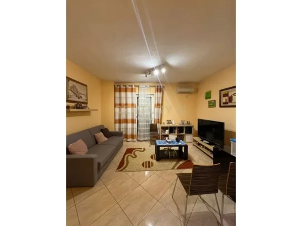 Tirane, jepet me qera apartament 1+1 Kati 6, 80 m² 600 € (Pazari i ri)