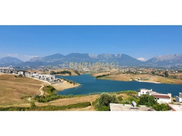 Tirane, shitet Vile 2+1+Ballkon Kati 4, 1.000 m² 300.000 € (Farka)