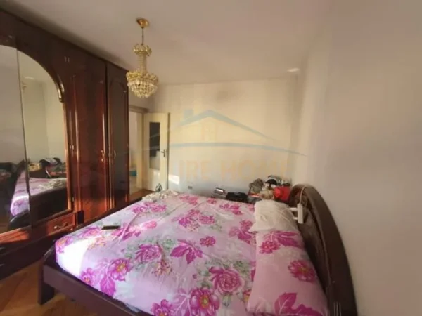 Tirane, jepet me qera apartament 2+1 Kati 5, 95 m² 500 € (Bulevardi Zogu i I)