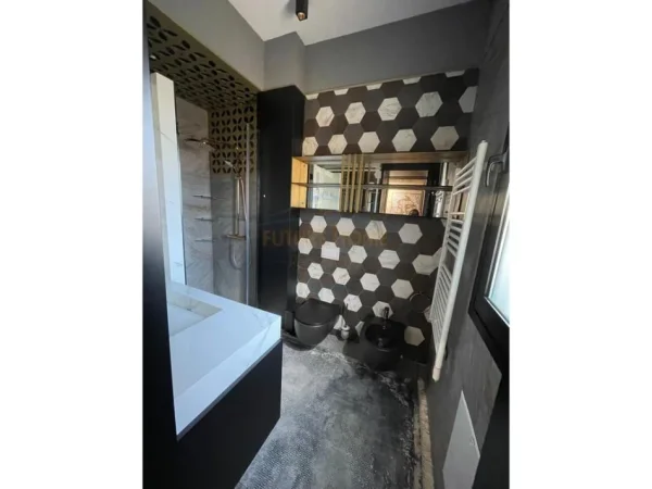Tirane, jepet me qera apartament 3+1 Kati 3, 210 m² 1.700 € (liqeni i thate)