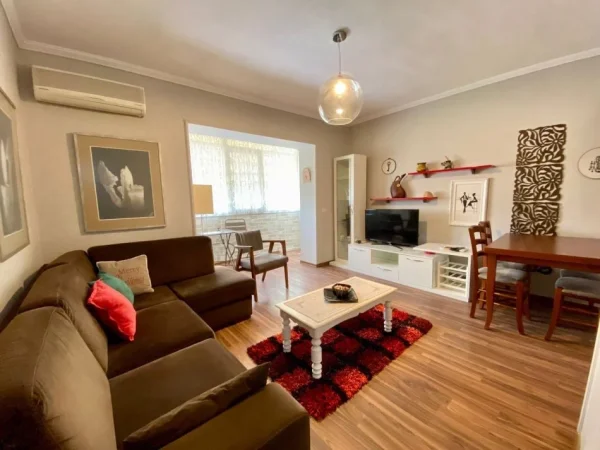 Tirane, jepet me qera apartament 3+1 Kati 2, 110 m² 650 € (Rr.Dibres)