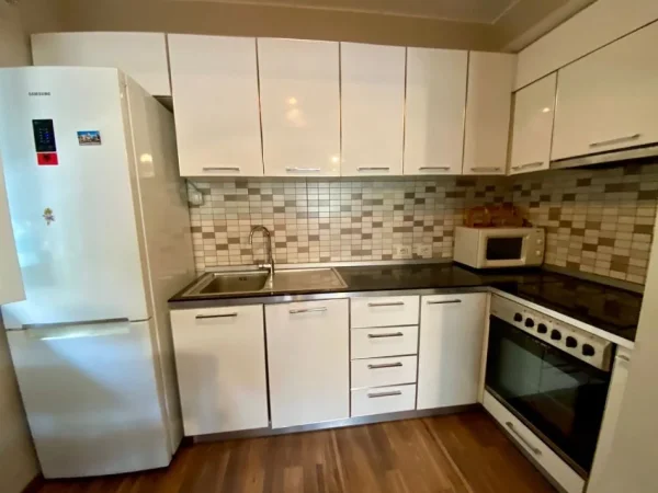 Tirane, jepet me qera apartament 3+1 Kati 2, 110 m² 650 € (Rr.Dibres)