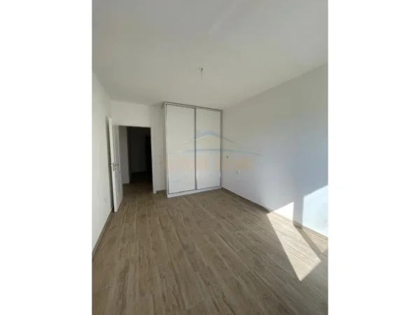 Tirane, jepet me qera apartament 2+1 Kati 3, 94 m² 450 € (Unaza e re)