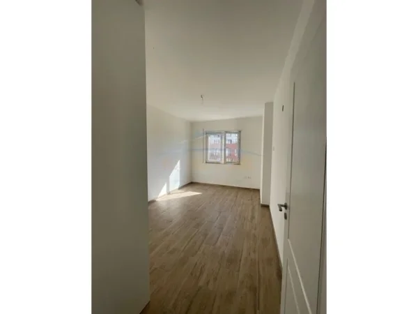 Tirane, jepet me qera apartament 2+1 Kati 3, 94 m² 450 € (Unaza e re)