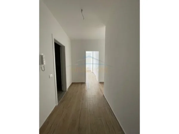 Tirane, jepet me qera apartament 2+1 Kati 3, 94 m² 450 € (Unaza e re)