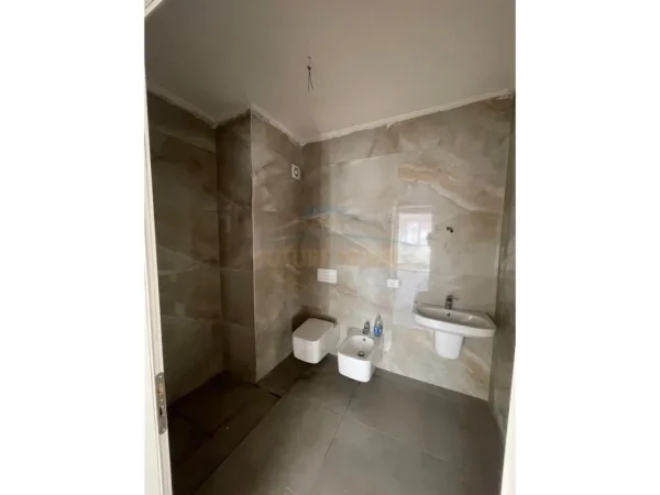 Tirane, jepet me qera apartament 2+1 Kati 3, 94 m² 450 € (Unaza e re)