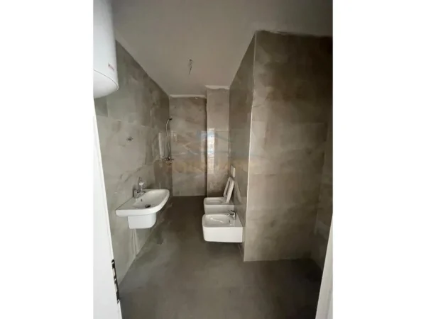 Tirane, jepet me qera apartament 2+1 Kati 3, 94 m² 450 € (Unaza e re)