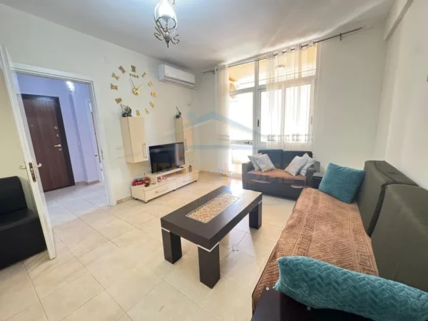 Tirane, jepet me qera apartament 1+1 Kati 7, 75 m² 400 € (UNAZA E RE)