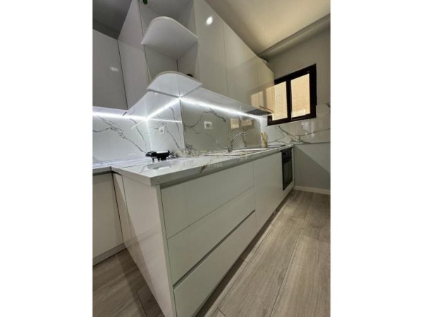 Tirane, jepet me qera apartament 2+1 Kati 5, 97 m² 750 € (21 Dhjetori ne Rrugen Frosina Plaku. Organizohet)