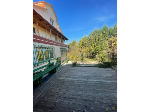 Tirane, shitet apartament 3 Katshe Kati 3, 1.000 m² 350.000 € (ne Peze te vogel Vila ndodhet afer iliria palace , vila toscana ose secret stone vila)