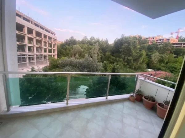 Tirane, jepet me qera apartament 1+1+Ballkon Kati 2, 66 m² 500€ (Liqeni i Thate Kompleksi Bora)