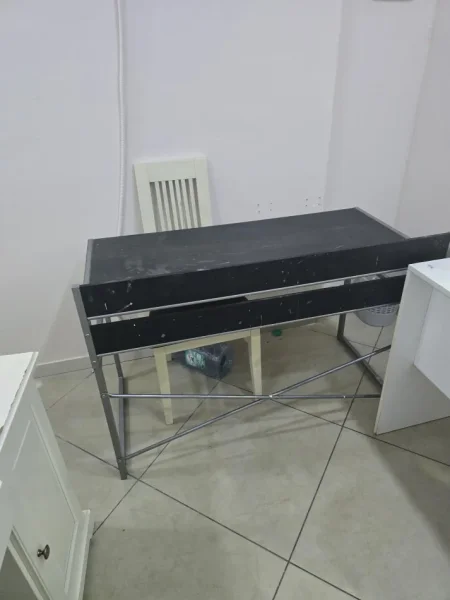 Tirane, shes Shiten tavolina zyre 50 €