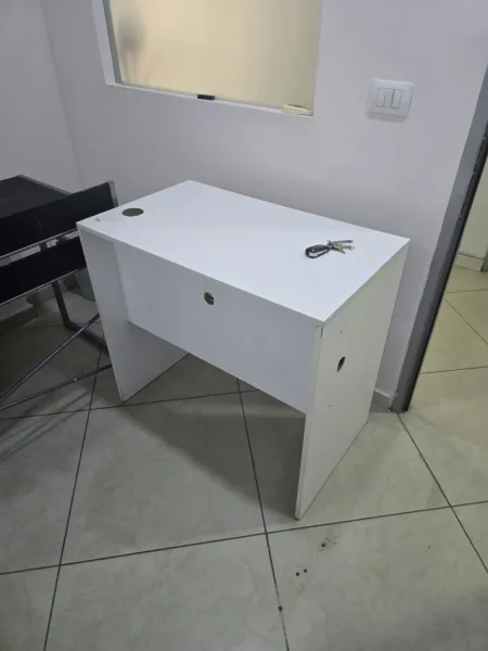 Tirane, shes Shiten tavolina zyre 50 €