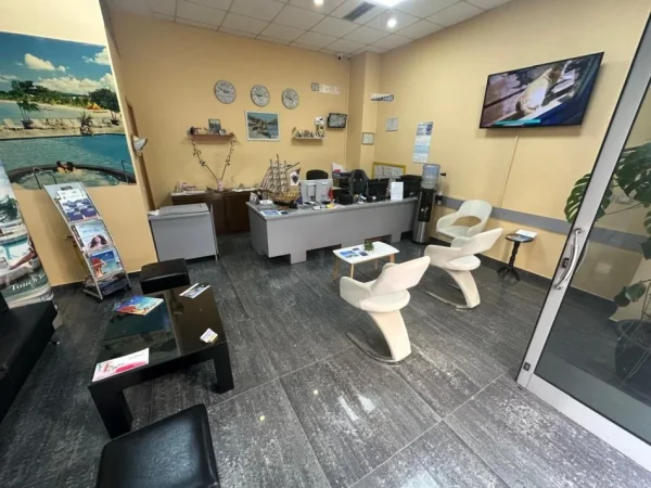 Tirane, shes pajisje zyre (ALEKSANDRI I madh astir bar oslo)