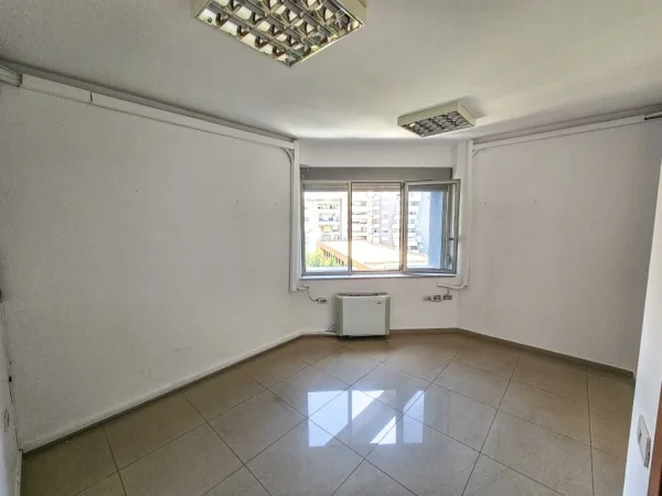 Tirane, jepet me qera ambjent biznesi Kati 5, 300 m² 3000€  (Rruga e Dibres, Vila Gold)