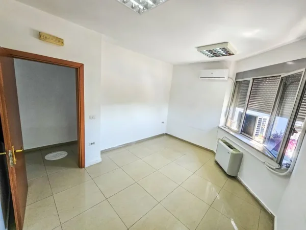 Tirane, jepet me qera ambjent biznesi Kati 5, 300 m² 3000€  (Rruga e Dibres, Vila Gold)