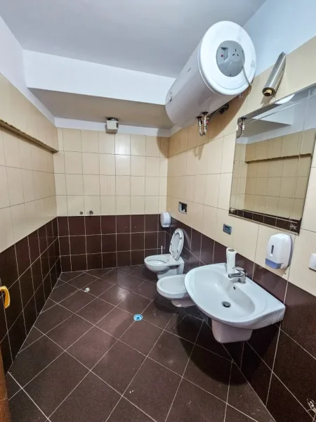 Tirane, jepet me qera ambjent biznesi Kati 5, 300 m² 3000€  (Rruga e Dibres, Vila Gold)