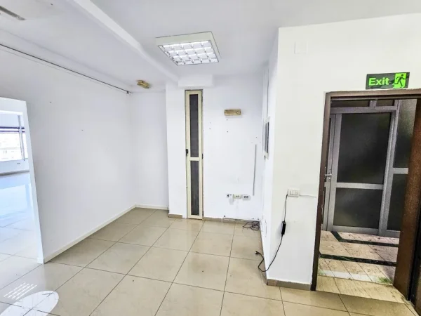 Tirane, jepet me qera ambjent biznesi Kati 5, 300 m² 3000€  (Rruga e Dibres, Vila Gold)