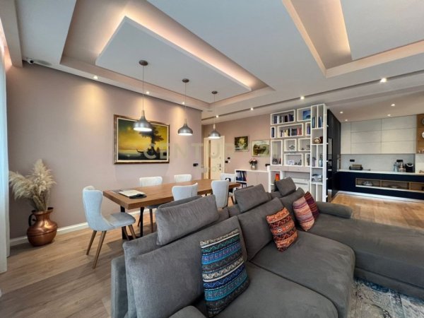 Tirane, jepet me qera apartament+verande | Penthouse 1+1+Aneks+Ballkon Kati 5, 154 m² 1.400 € (Liqeni Artificial)