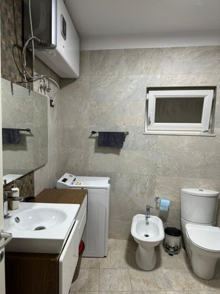 Tirane, jepet me qera apartament 1+1 Kati 1, 75 m² 600 € (Prane Hotel Radison)