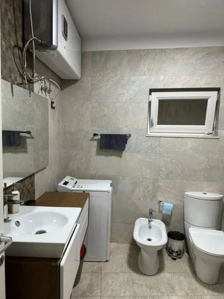 Tirane, jepet me qera apartament 1+1 Kati 1, 75 m² 600 € (Prane Hotel Radison)