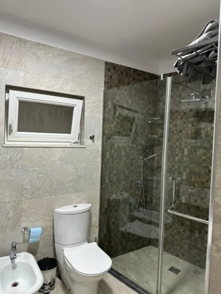 Tirane, jepet me qera apartament 1+1 Kati 1, 75 m² 600 € (Prane Hotel Radison)