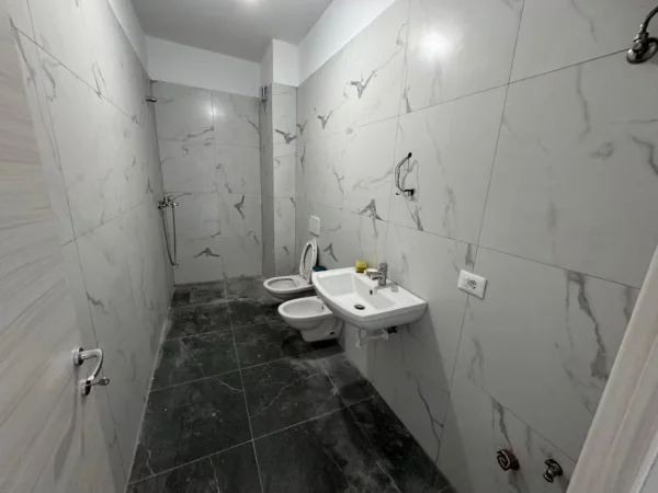 Tirane, jepet me qera zyre Kati 3, 120 m² 800 € (myslym shyri)