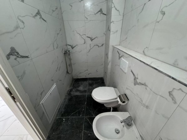 Tirane, jepet me qera zyre Kati 3, 110 m² 700 € (myslym shyri)