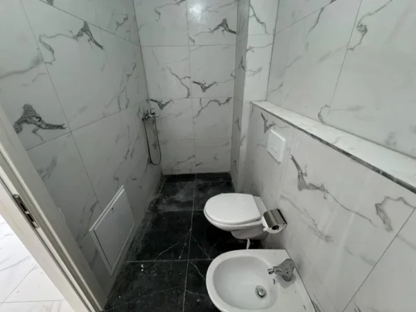 Tirane, jepet me qera zyre Kati 3, 110 m² 700 € (myslym shyri)
