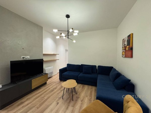 Tirane, jepet me qera apartament 2+1+Aneks+Ballkon Kati 1, 90 m² 700 € (VILAT NE SELITE)