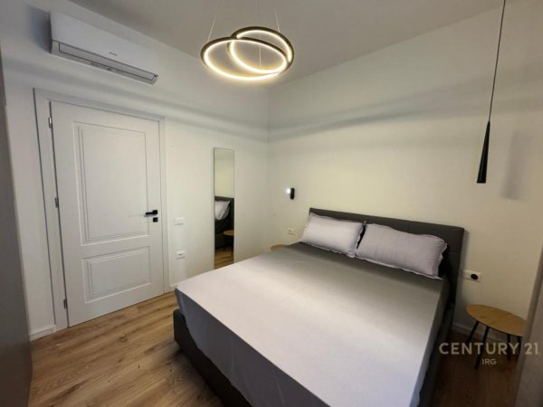 Tirane, jepet me qera apartament 2+1+Aneks+Ballkon Kati 1, 90 m² 700 € (VILAT NE SELITE)