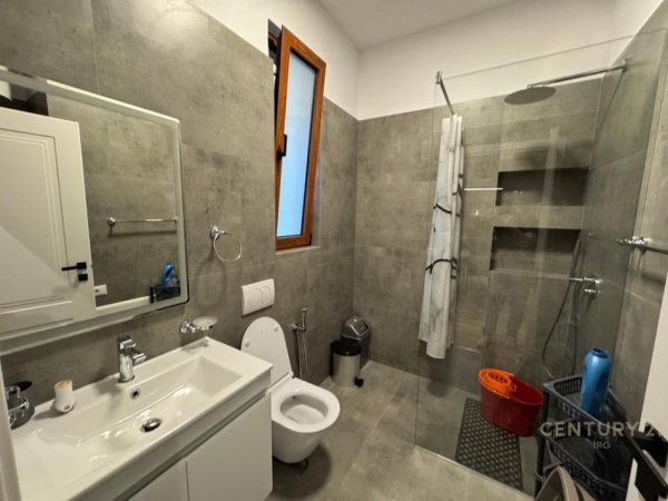 Tirane, jepet me qera apartament 2+1+Aneks+Ballkon Kati 1, 90 m² 700 € (VILAT NE SELITE)