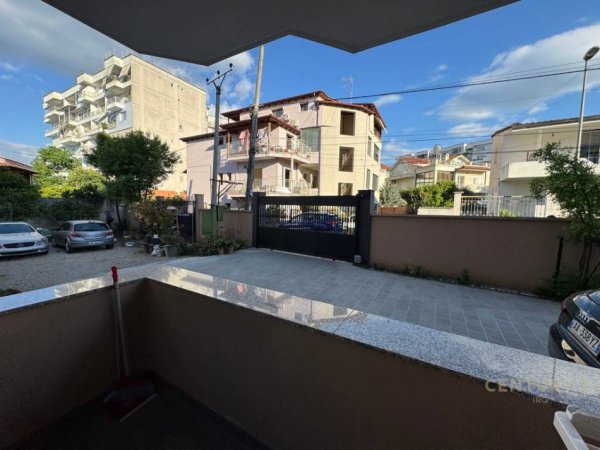 Tirane, jepet me qera apartament 2+1+Aneks+Ballkon Kati 1, 90 m² 700 € (VILAT NE SELITE)