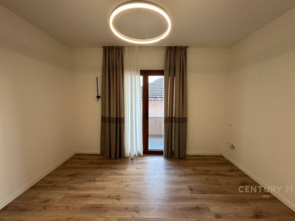 Tirane, jepet me qera apartament 2+1+Aneks+Ballkon Kati 2, 95 m² 700 € (Vilat ne Selite)